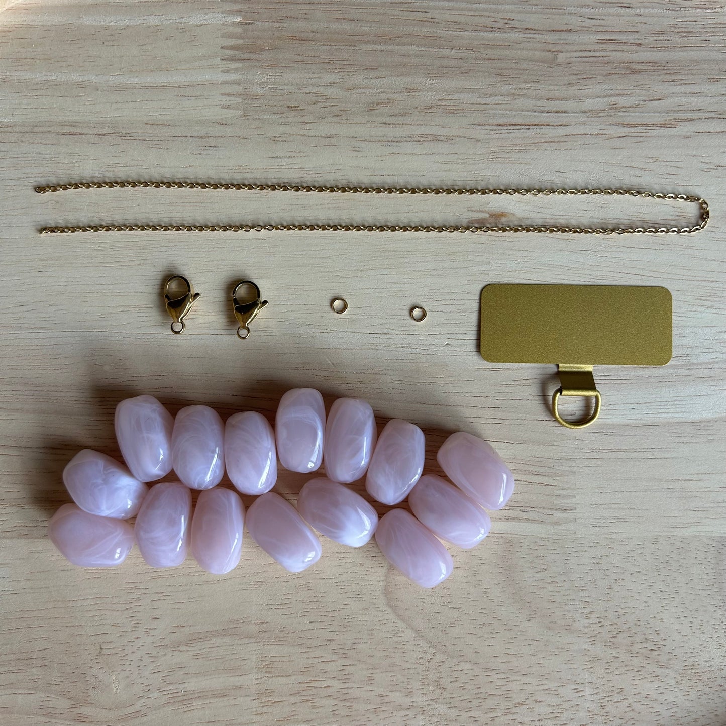 Telefoonkoord Kit - Acryl kralen met gouden chain